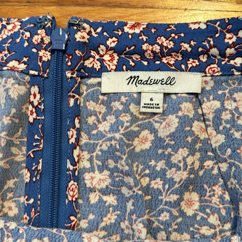 Madewell flower skirt with back zipper and side buttons size 6. - Picture 6 of 10